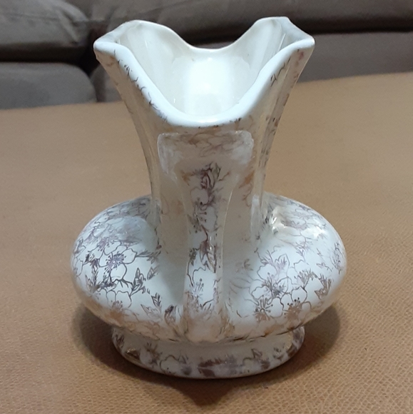 Vintage Vase with gold floral print made by Stoneer Pottery Co. - Picture 4 of 9